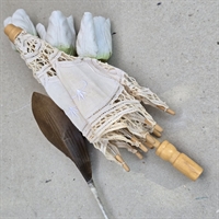 vintage-hvid-blonde-boerne-parasol-naturtrae-haandtag
